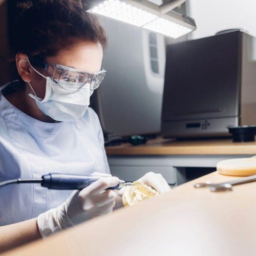dentist making denture in laboratory r8e7qywscldn70npwi2bytmj4ynxm2jb8hapwcirns
